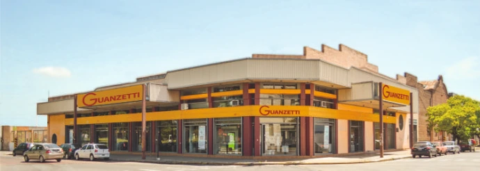 Frente del local de Guanzetti, empresa de materiales para la construcción en La Plata.